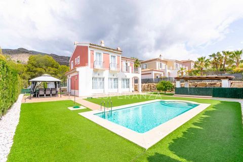 Deze elegante villa in mediterrane stijl is indrukwekkend gerenoveerd en biedt een prachtig uitzicht. Het is gelegen in het exclusieve dorp Sierra Cortina, in een rustige omgeving met een gunstige ligging waardoor je winkels en stranden binnen enkele...