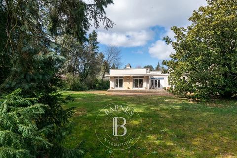 EXCLUSIVE - SAINT DIDIER AU MONT D’OR. Rare - Beautiful house from 1965 designed by the architect Pierre Doye, trained at the School of Fine Arts in Lyon, bright through its numerous bay windows, essentially on one level and opening onto a garden of ...
