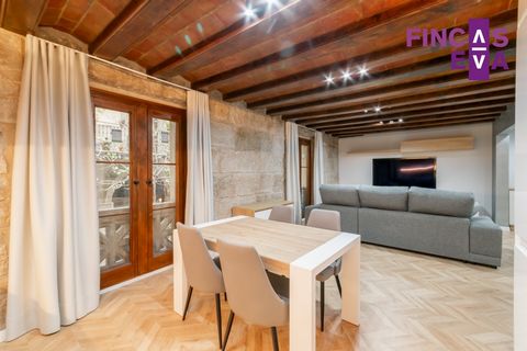 Newly renovated apartment for sale in Barcelona equipped with furniture. It is located very close to Plaza Sant Jaume, in a wide and quiet street, and at the same time very close to Via Laietana, Plaza Real, Las Ramblas, Paseo de Colón, Plaza del Pi,...