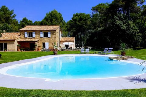 Location vacances d'une propriété au calme absolu avec piscine entre Aix en Provence et le Luberon à Rognes en Provence. Très beau mas récent de 350m2 en pierres apparentes sur un terrain de 8 hectares, pelouse et pinède, piscine lagon chauffée de 14...