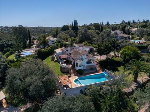 Superbe maison de l'Algarve à la périphérie d'Alvor et de Portimão Nous vous présentons cette charmante maison, pleine de lumière naturelle et située dans le cadre paisible des quartiers pittoresques d'Alvor et de Portimão. Située à seulement 15 minu...