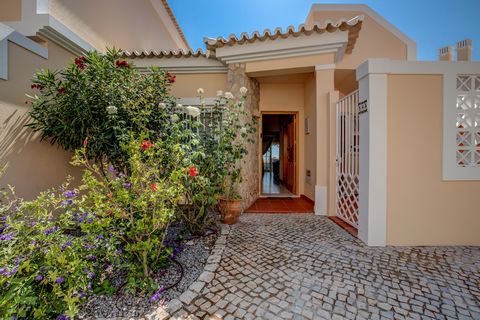 Immaculate 2-Bedroom House with Stunning Views in Carvoeiro Welcome to your future home in the heart of the Algarve! This exceptional 2-bedroom residence, with air conditioning and a newly fitted kitchen, awaits its new owners. Perfectly maintained, ...