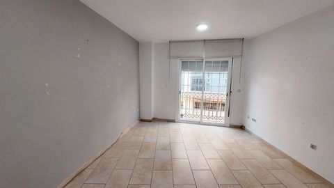 Fantastic apartment in the center of Fuengirola, close to transport and services, 200 meters from the beach. Separate kitchen, large living room, 2 bedrooms with closet, bathroom with shower, patio. Ideal for living or as an investment, bright apartm...