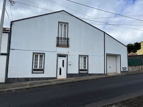 Your villa in Água De Alto, 450 meters from the beach. T-3 great location, quiet area, close to Vila Franca do Campo, 5 minutes 2,8km. Garage with ample space for your car and storage