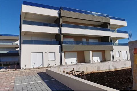 Location: Zadarska županija, Privlaka, Privlaka. Privlaka - for sale is an apartment (SM-201) with a beautiful view of the sea, a roof terrace with a jacuzzi and a shared pool in the courtyard of the building. Only 80 m from the sea and the beach, wi...