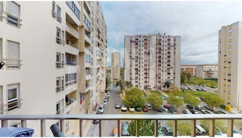 Refurbished 3 bedroom flat in Carregado, is on the 5th floor of a building with lift. Fully equipped kitchen, the whole house has undergone remodelling, with double glazing, 2 bedrooms and the living room with balconies, bedrooms with wardrobes, it i...