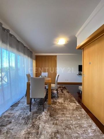For sale! Excellent apartment t1+1 with a privileged location, in a condominium with swimming pool, close to all services, shops and to the beach. Located on the 1st floor of a building with elevator, it comprises a spacious entrance hall with storag...