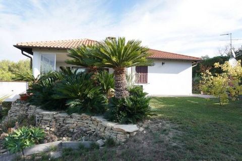 We sell charming Villa with panoramic sea view and land of 5200 square meters with the possibility of swimming pool. The villa exposed and SOUTH, very sunny, is distributed as follows: on the ground floor large living room (50 sqm), kitchen, 2 double...