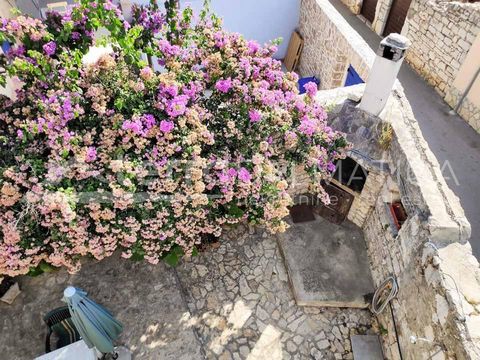 Se vende una casa con jardín en el centro de Murter. Está a solo 50 metros del mar. La casa se distribuye en tres plantas. En la planta baja hay cocina, comedor, sala de estar y aseo. Unas escaleras internas de madera conducen al primer y segundo pis...