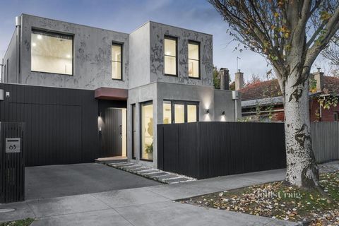 Situated mere steps from Ardrie Park, this contemporary townhouse invites entry into a coveted estate where northern light, effortless style and modern ease converge. Generous proportions for living and dining, enhanced by a sun-filled terrace that m...