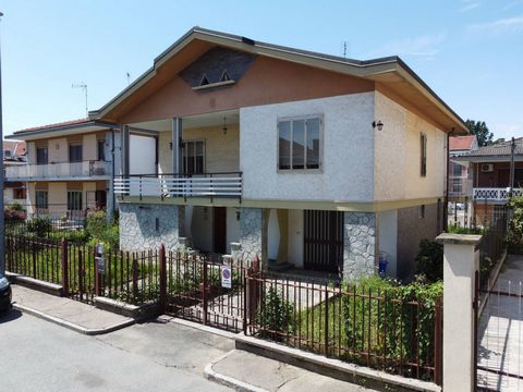 Located in the quiet area of Tetti Rosa in Vinovo, this villa for sale offers a spacious and bright home on two levels, with a total surface area of 220 m2 and 190 m2 of floor space. Built in 1960, the property is in excellent current condition and w...