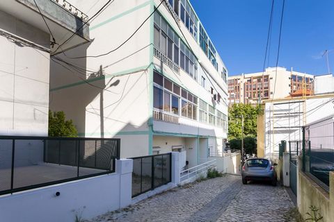Imagine yourself living in this charming 2+1 bedroom apartment, located in the heart of Almada. With a total area of 76 m², this property, built in 1986, offers incredible potential for renovation, transforming it into the home of your dreams. Upon e...