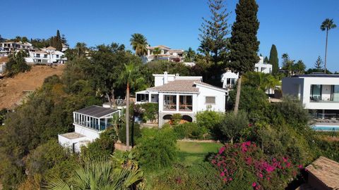 Welcome to this charming Andalusian villa in El Rosario de Marbella, an oasis of tranquility with stunning sea views. This magnificent property offers a total area of ​​1150m2, with a house of approximately 350m2 and a guest house with a bedroom and ...