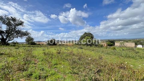 Magnifique terrain pour la construction d'un hôtel de tourisme rural! Elle offre une situation privilégiée à proximité d'Algoz, de Guia et des principaux accès routiers. Il s'agit d'un investissement sûr et prometteur pour ceux qui cherchent à explor...