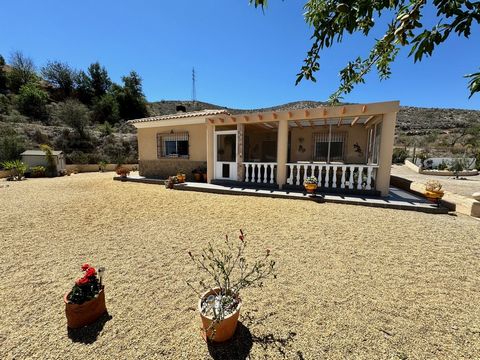 **ONLANGS VERLAAGD**  Deze villa met 3 slaapkamers en 2 badkamers is gelegen in een klein, rustig gehucht dat een authentieke Spaanse levensstijl biedt, terwijl u binnen 10 minuten rijden toegang heeft tot alle voorzieningen.  De nabijgelegen dorpen ...