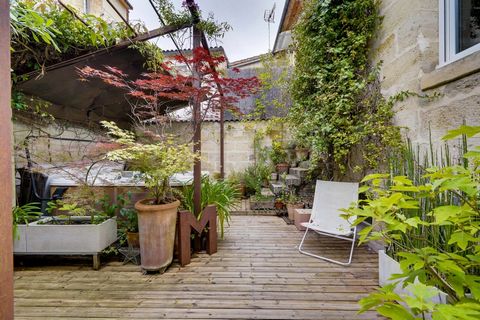 Maison Duport makes you discover this freestone townhouse, a rarity in the area. This 4-room shop has three bedrooms and a large living room, offering exceptional development potential, ideal for an investment or a main residence. Perfectly located i...