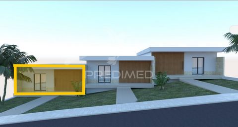 Townhouse, 3 bedrooms under construction, located in the parish of Travassos. House consisting of: - living room and kitchen in Open Space; -1 suite; - 2 bedrooms with balcony - 3 full bathrooms - Individual garage for one car; -Garden Are you curiou...