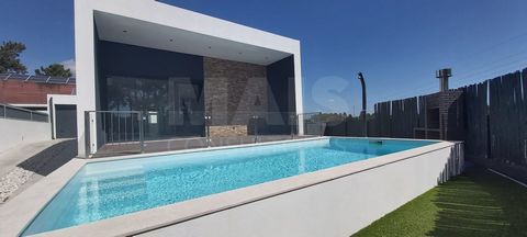 Hus T5 i Sesimbra (slott) med pool. Modern villa med 2 sviter, två sovrum, ett kontor och 4 badrum. Fullt utrustat kök i öppet utrymme för vardagsrummet, med lyxiga ytor och utmärkta områden. Utmärkt utomhusområde med pool, balkong på däck, trädgård ...