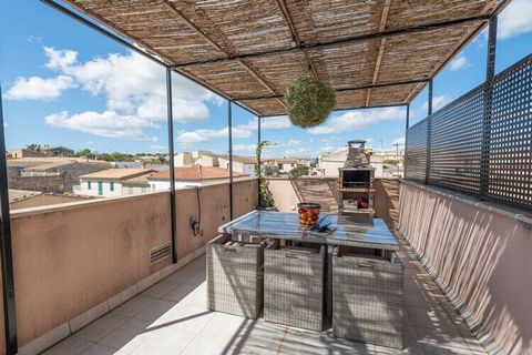 This charming townhouse stands out for its beautiful exterior design, including a patio, a balcony, and a terrace. On the ground floor, the cozy patio hosts a chlorine pool measuring 6 meters in length by 3.4 meters in width, with a depth ranging fro...