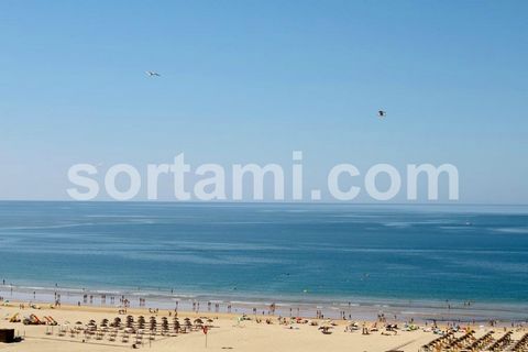 ¡Fantástico Ático con vista al mar en Praia da Rocha! Ático de tres dormitorios, garaje en caja, vista frontal al mar en Praia da Rocha en Portimão en proceso de terminación, exposición al sol hacia el sur. El apartamento ocupa la última planta de un...