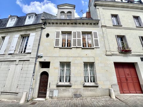 Come and discover this charming townhouse of about 127 m2, located in a sought after area in the heart of Saumur. Ideal for a family (4 bedrooms) wishing to be close to all amenities: school, college, high school, local shops, supermarkets, buses ......