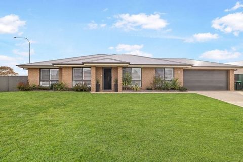 Beautifully presented throughout, this stunning low-maintenance residence offers elegant and spacious interiors, with a seamless connection to the outdoors. The home features a large open living oasis with an excellent chef's kitchen boasting loads o...