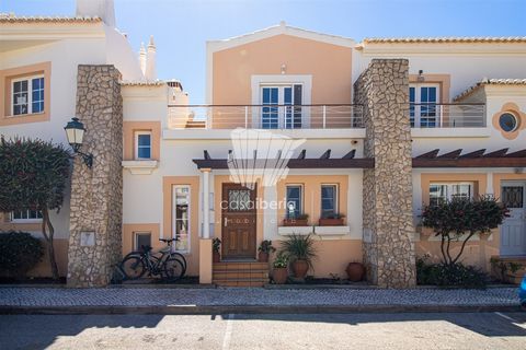 Rijtjeshuis met 3 slaapkamers - Budens - Vila do Bispo - Algarve Dit charmante herenhuis met 3 slaapkamers is gelegen in het wooncomplex Quinta da Encosta Velha, direct naast het Santo António Golf Resort. De woning is verdeeld over 3 verdiepingen en...