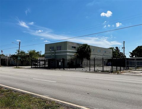 Priced to sell, this amazing opportunity features a freestanding building on a corner lot with desirable DH-3 zoning. The 8,287 SF two-story building sits on a 0.32-acre lot, fronting N Dixie Hwy in the vibrant City of Hollywood, strategically locate...