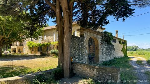 Exclusive, discover this magnificent Provençal farmhouse typical of the south of France, of approximately 430 m2, nestled in the heart of a wooded park of more than 1 hectare. This area is divided into two distinct parts to preserve your privacy as w...