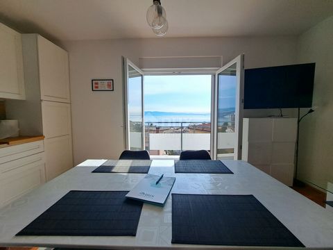 Location: Primorsko-goranska županija, Opatija, Opatija - Centar. OPATIJA, CENTER, OPPORTUNITY - floor of a house of 73 m² with a sensational view, garden and 2 parking spaces We are pleased to mediate the sale of a two-room apartment of 73 m² on the...
