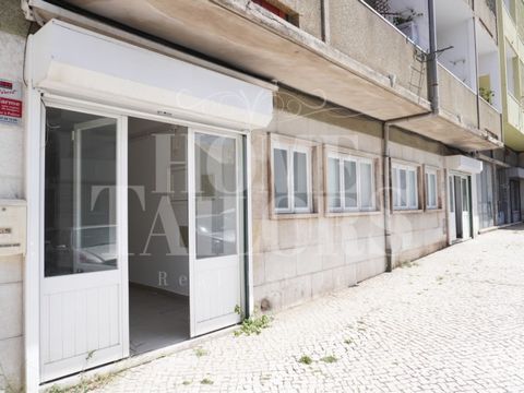 In the quiet neighborhood of Ajuda, just a few minutes from Belém or Alcântara, you will find this large store with an area of 100 sqm, completely renovated and ready to move in, where you can immediately set up and start your business. It is located...