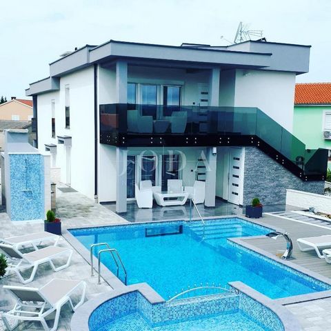 Location: Primorsko-goranska županija, Krk, Krk. Island of Krk, surroundings of the town of Krk, semi-detached house with a swimming pool in a quiet location For sale is a semi-detached house of recent construction not even 10 minutes' drive from the...