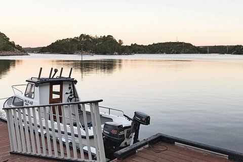 Unmittelbar am Wasser, mit gutem Angelrevier und Wanderterrain ganz in der Nähe, findet man dieses Ferienhaus, das sich nicht zuletzt für begeisterte Freunde des Angelsports anbietet! Es hat in der oberen Etage einen 36 m² großen Küchen-/Wohnbereich ...