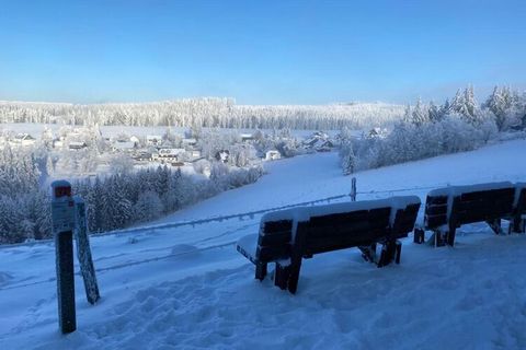 Dit vrijstaande vakantiehuis ligt in Neuastenberg, een wijk van Winterberg. Het huis beschikt over 3 slaapkamers en is ideaal voor een groot gezin. Vanaf het terras heb je uitzicht op de omliggende bergen en je hebt een ruime tuin tot uw beschikking....