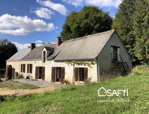 Pour les amoureux de la nature, cette longère, construite au milieu d'un parc d'1,3 hectares, offre un cadre paisible. Outre son beau parc arboré, les extérieurs de la maison comprennent un puits, deux terrasses orientées nord et sud pour profiter pl...