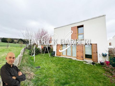 Patrick BARBERI vous propose à Menucourt, maison individuelle construite en 2016, composée d'une entrée avec placards, cabinet de toilette avec double vasque, WC et penderie, grand séjour lumineux avec cuisine US équipée, au premier étage, palier des...