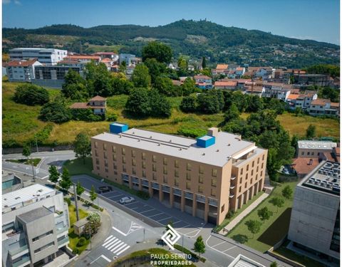 Welcome to this fantastic apartment in Azurém, Guimarães, close to the University of Minho and the university residences, ideal for those looking for comfort and convenience. This exceptional property features a fully equipped kitchen, providing prac...