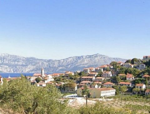 Brač, Postira, building plot of 1219m2 on a cascading terrain with a view on Postira and the sea. It is located under the road, in a quiet location, and a few minutes' walk from all amenities. It is 350m from the center and 400m from the sea. Access ...