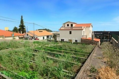 If you are looking for a unique opportunity in the real estate market this detached house in Funchal is the perfect choice for you. Located in one of the best areas of the city, on the way to Poço Barral, close to services, companies and large stores...
