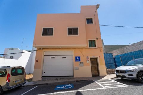 Casa terrera in Ojos de Garza! On the first floor is the garage with capacity for six vehicles, a full bathroom, a small storage room and a freight elevator. On the second floor we find four bedrooms, a spacious living room, a fully furnished kitchen...
