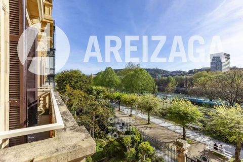 Areizaga Real Estate exclusive property.    Prim Street, located in one of the highest-rated buildings in the entire city. With views of the Urumea River, the María Cristina Bridge, and the Bilbao Plaza. This is a concrete-structured building, fully ...