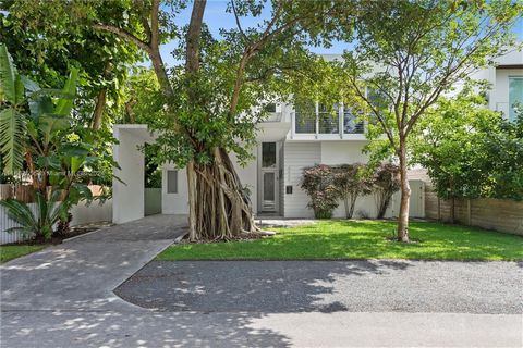 Stunning modern residence boasting 4 BEDROOMS + OFFICE + BONUS ROOM and 4.5 bathrooms, situated on a serene and charming street in the SOUTH GROVE AREA. This newer home features a spacious and open layout, with double-height ceilings and lots of natu...