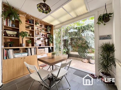 MYLIFE Real Estate presents this fantastic property for sale located in one of the best areas of the city, Poblenou. Property Description The house, in perfect condition, is located on the first floor of a building in good condition with an elevator ...