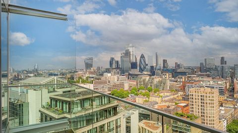 Geniet van het spectaculaire uitzicht op de Tower Bridge en de City of London vanuit een van de drie slaapkamers van dit sub-penthouse op de 24e verdieping aan Gauging Square, London Dock, Wapping E1W. De open keuken en woonkamer zijn ideaal om te on...