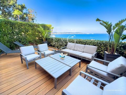 Diese atemberaubende Maisonette-Wohnung, die sich in einer privaten Luxusresidenz mit 24/7-Sicherheitsdienst und Swimmingpool befindet, bietet einen atemberaubenden Blick auf das Meer, die Bucht von Cannes und Théoule-sur-Mer. Komplett renoviert, wir...