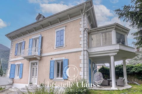 Albertville - Discover an exceptional opportunity presented EXCLUSIVELY by Christelle Clauss Immobilier, this huge atypical townhouse of about 180 m2, located in a sought-after area, offering a multitude of possibilities thanks to its two independent...