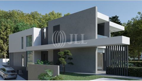 Villa 6 pièces +2 avec 620 m² de surface brute de construction, jardin et piscine, d'architecture contemporaine, située sur un terrain de 657 m² dans un quartier résidentiel calme de Birre, Cascais. La villa, répartie sur 3 étages, est bien divisée e...