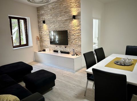 Kaiser Immobilien offers for sale a beautiful apartment in the very center of Poreč. At a distance of only 50 m from the sea with the sounds of summer tourist events, this wonderful apartment is hidden on the first floor of a house. The apartment was...