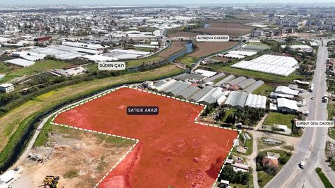 O local de 37,5 acres oferece oportunidades de investimento atraentes. É adequado para uso comercial e residencial, construção de armazéns para armazenamento e transporte. O desenvolvimento de atividades comerciais na região, a proximidade com estufa...