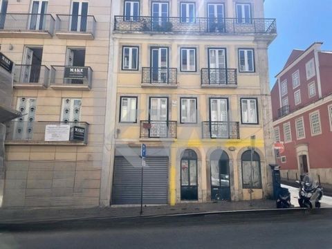 Deze woning gelegen in een van de meest prestigieuze wijken van Lissabon, aan de Rua de São Bento naast Estrela, biedt u de mogelijkheid om een ruime winkel om te toveren tot een appartement. Met een bevoorrechte locatie biedt deze woning u toegang t...